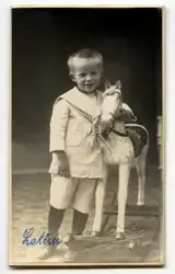 En gutt med lekehest, 1918.
Lalun.
Bilde er fra fotoalbum GM