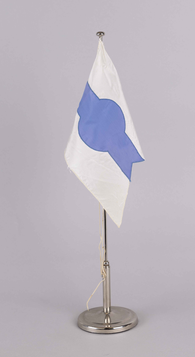 Bordvimpel fra L. Gill-Johannessen rederi i Oslo montert på flaggstang. Vimpel med skorsteinsmerke på hvit bunn og blått dekor.