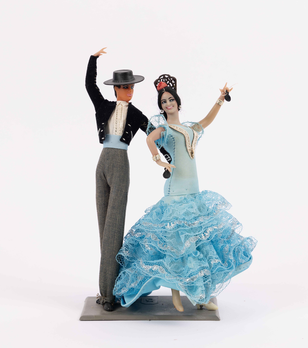 Suvenir: Pyntedukke av kvinne- og mannsperson som danser den spanske dansen bolero. Figuren er laget i plast og tekstil.