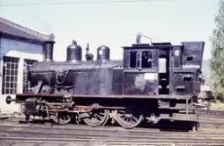 Damplokomotiv 23b nr. 443 ved lokomotivstallen på Sundland v