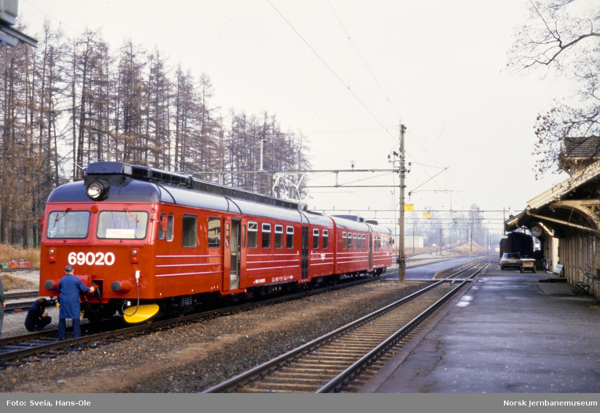Prøvekjøring av ombygget elektrisk motorvognsett type 69 med motorvogn BFM 69 020 fremst, på Vikersund stasjon