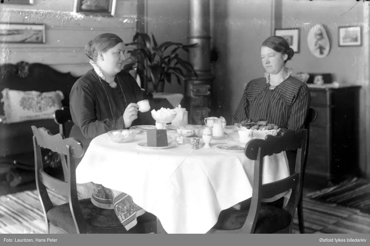 Slektninger av fotografens kone i kaffeslabberas, ca 1915-25. Fra venstre: Kristine Olava Larsen (bestyrerinne på lasarettet i Moss)  og Borhild Alette Larsen.
