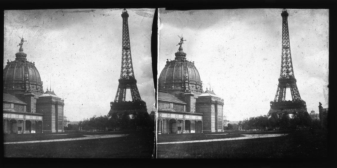 Eiffeltornet och en större byggnad med kupol därintill. Troligen från världsutställningen i Paris 1900.
Diapositiv, stereoskopisk bild
