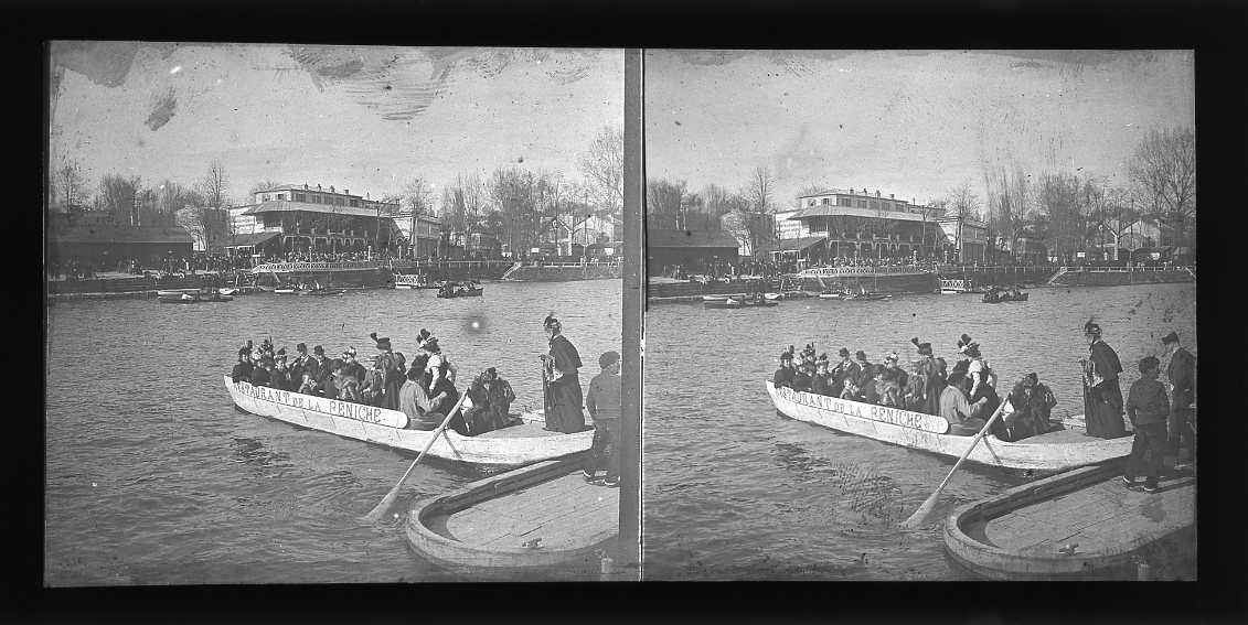 Ett sällskap i en liten turbåt på relingen märkt "Restaurant de la [Peniche?] Reniche". Troligen från världsutställningen i Paris 1900.
Diapositiv, stereoskopisk bild