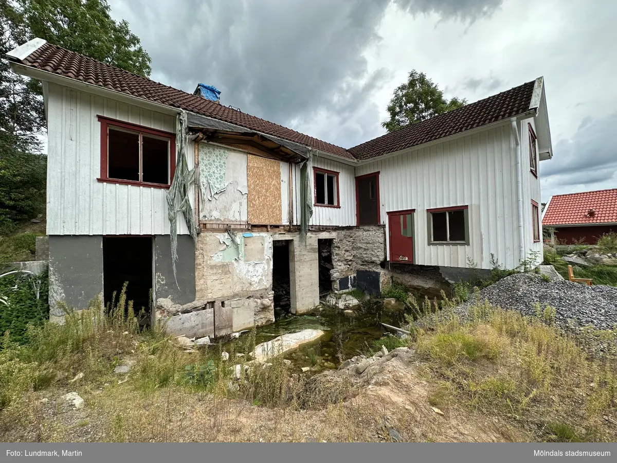 Fotodokumentation på Lindome 6:105, Lindomebyvägen 37 i Lindome, Mölndals kommun, enligt begäran i rivningslov med diarienr BN 2021-000864. Fotografi taget den 31 augusti 2023.