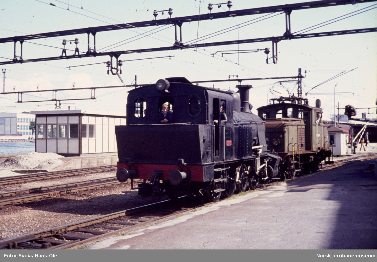 Elektrisk lokomotiv El 10 2506 og damplokomotivet M2 "Menstad" på Drammen stasjon