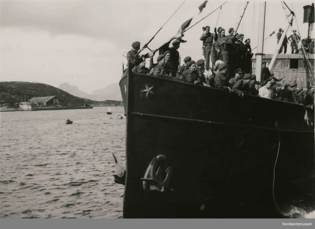 Et skip fullastet med soldater. Bilde tatt i Bodø under feiring av freden etter okkupasjonen 1945.