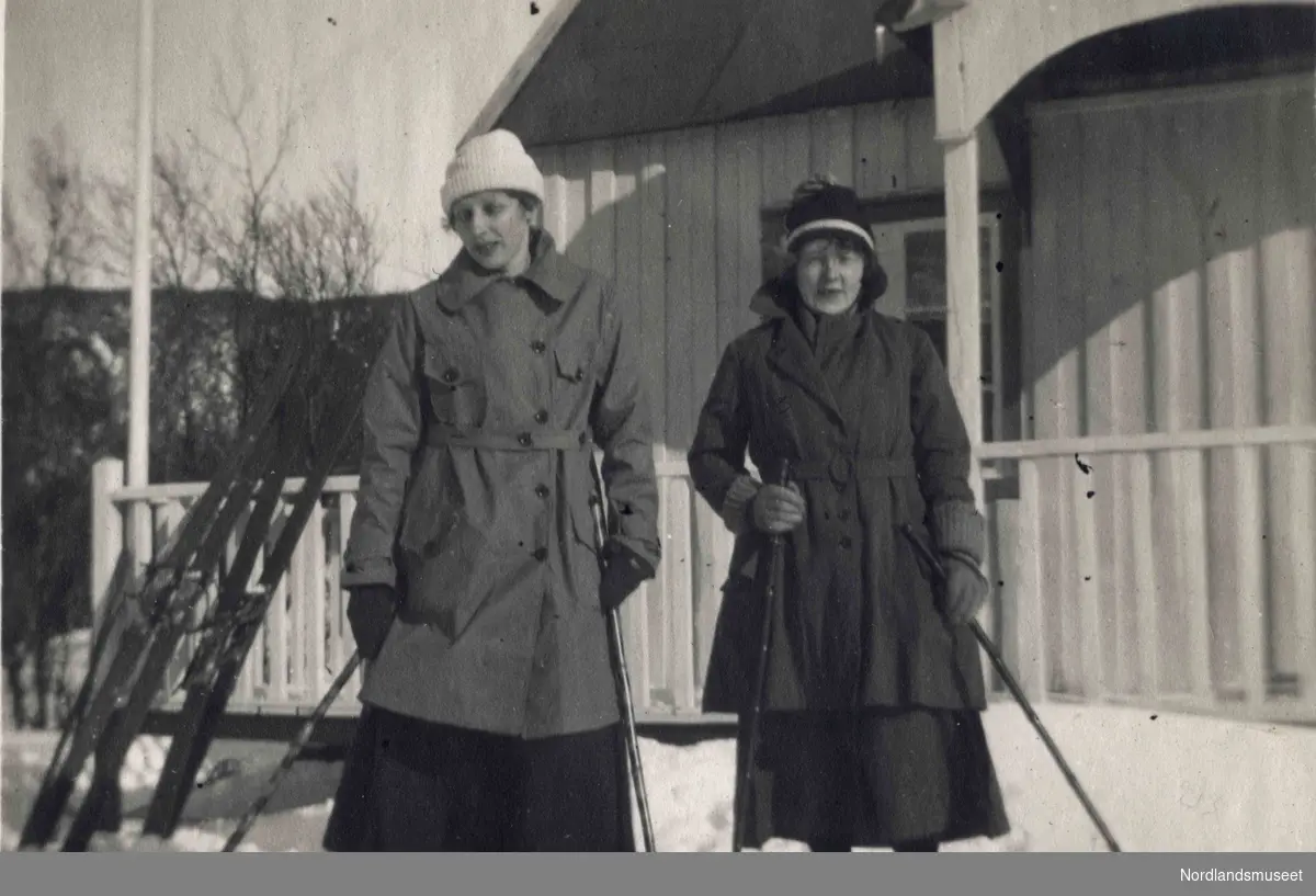 To vinterkledte kvinner utendørs.
