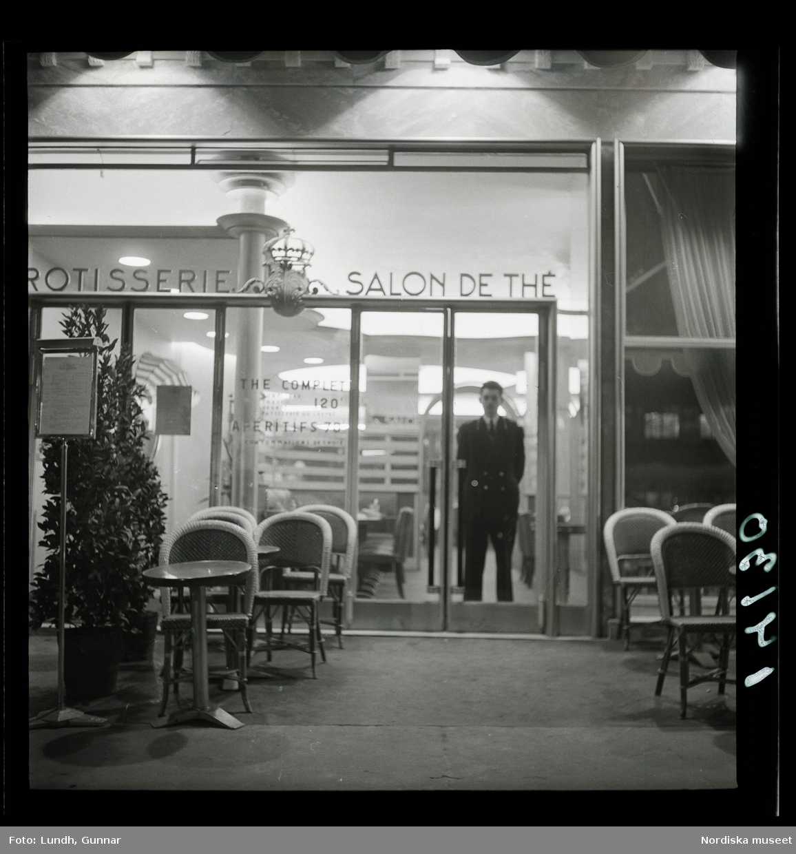 1950. Paris. "Rotisserie Salon de thé" sett från gatan
