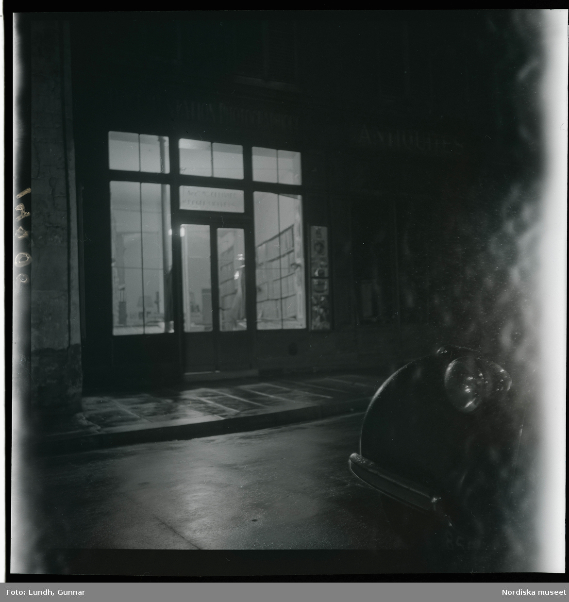1950. Paris. Skyltfönster kväll.
