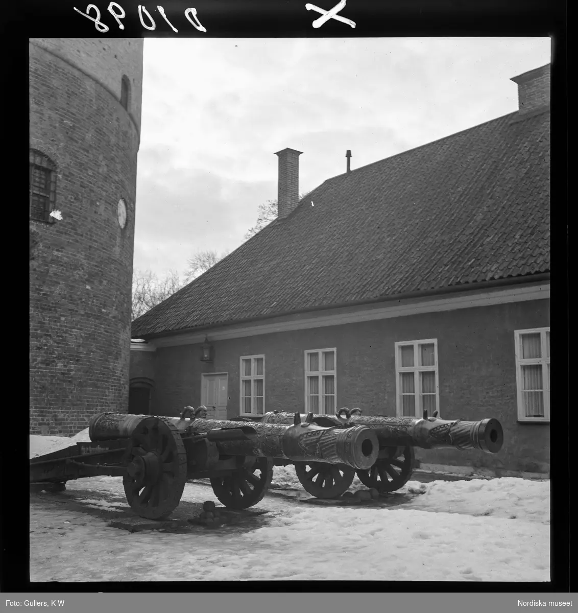 511 Gripsholms Slott för Allers. kanonerna Galten och Suggan.