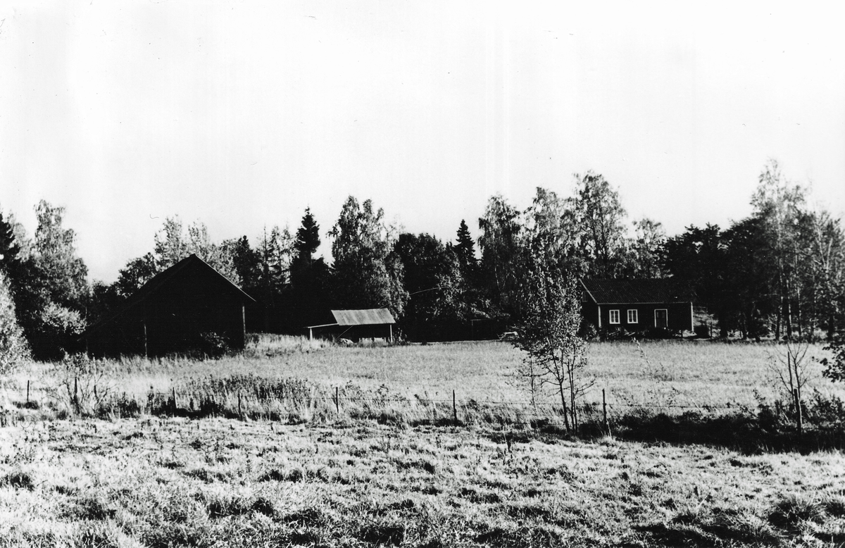 Ängatorp från nordväst. Bebyggelseinventering på Skövde övningsfält 1963-1964.