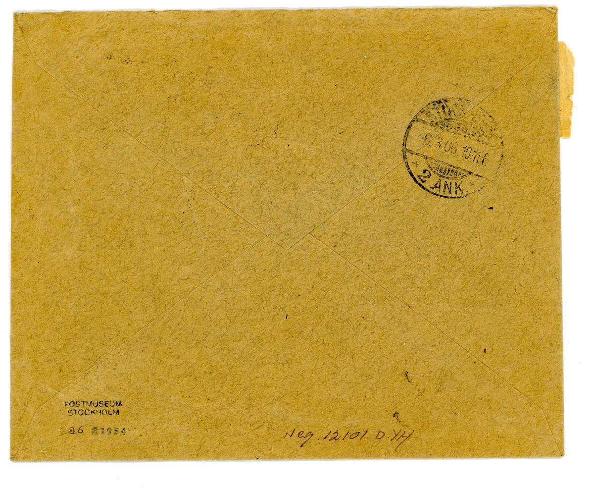 Ett kuvert utan innehåll, adresseat till Kungliga Statistiska Centralbyrån Stockholm. 

Frankerat med 10 öre Tjänstetyp II, stort format. 

På brevet sitter en påklistrad tryckt etikett: "Tillhört den i Harrioja 1/3 1906 rånade posten."