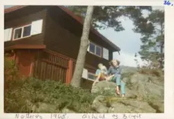 Jenter foran hytta på Nøtterøy1968.