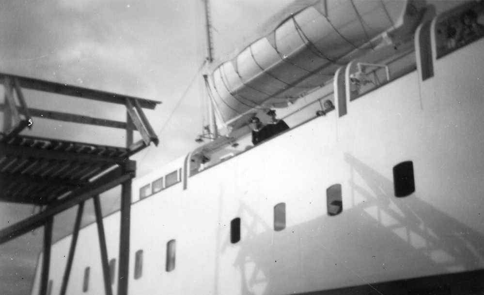 Vi ser to matroser og noen passasjerer ombord MS Meteor (1955)