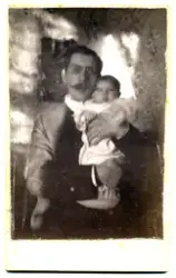 Gusraf Anderson med spedbarn, 1903.
Julehilsen skrevet på ba