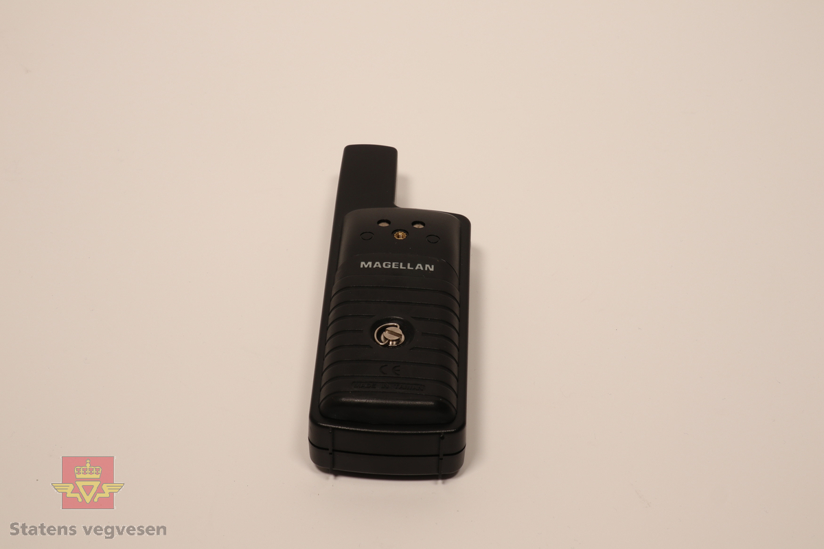 En svart håndholdt GPS som tar to AA batterier som settes inn ved å skru opp baklokket. Skjermen er grønn med svarte bokstaver men det er mulig å slå på et blått lys på skjermen for å kunne se bedre i mørket. Den kommer med en pappboks som inneholder manual, skriv om profil og produktregistrering og en liste med produkttilbehør som det er mulig å kjøpe. 