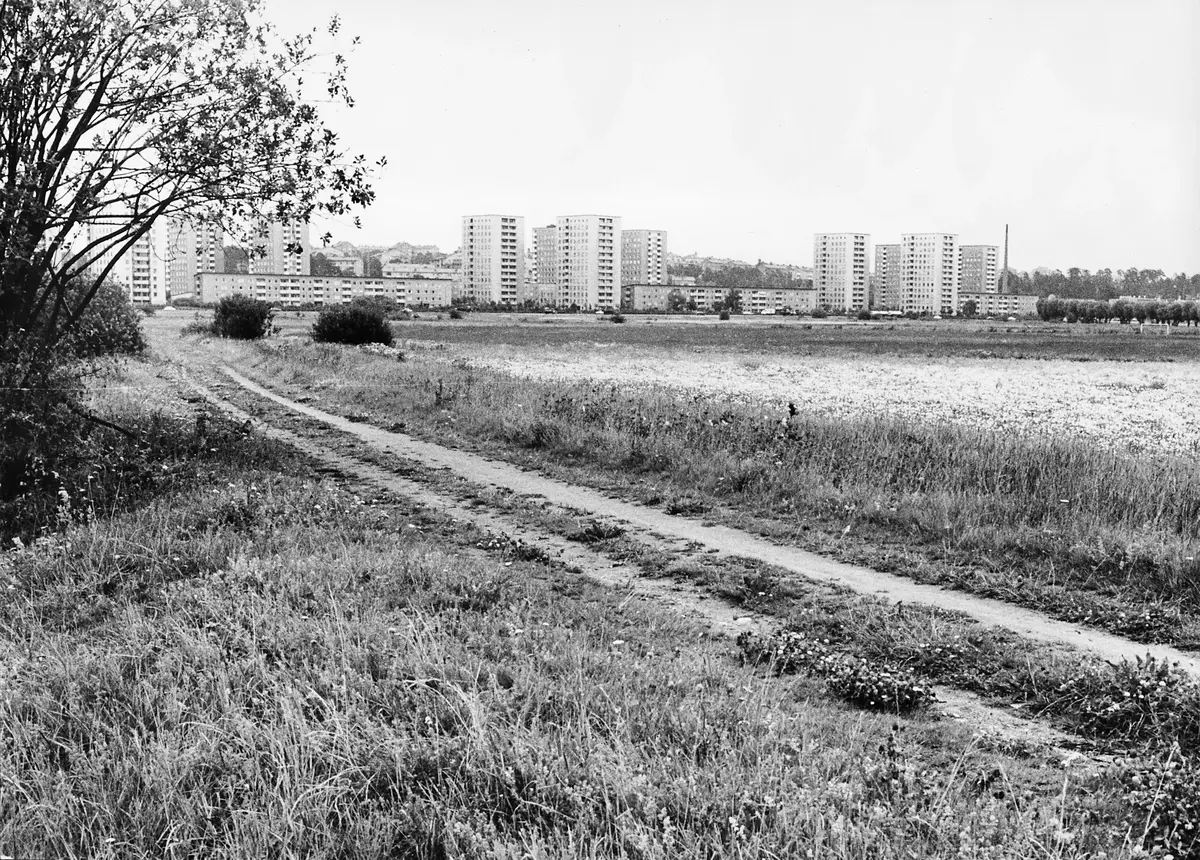 Bilden fotograferad från mitten av Valla gärde bort mot bostadsområdet vid Sandfjärdsgatan. I högerkanten syns allén mot MC. Hjulspåren är rester av gamla Göta Landsväg. Foto i juli 1970 av Leif Eriksson. ::