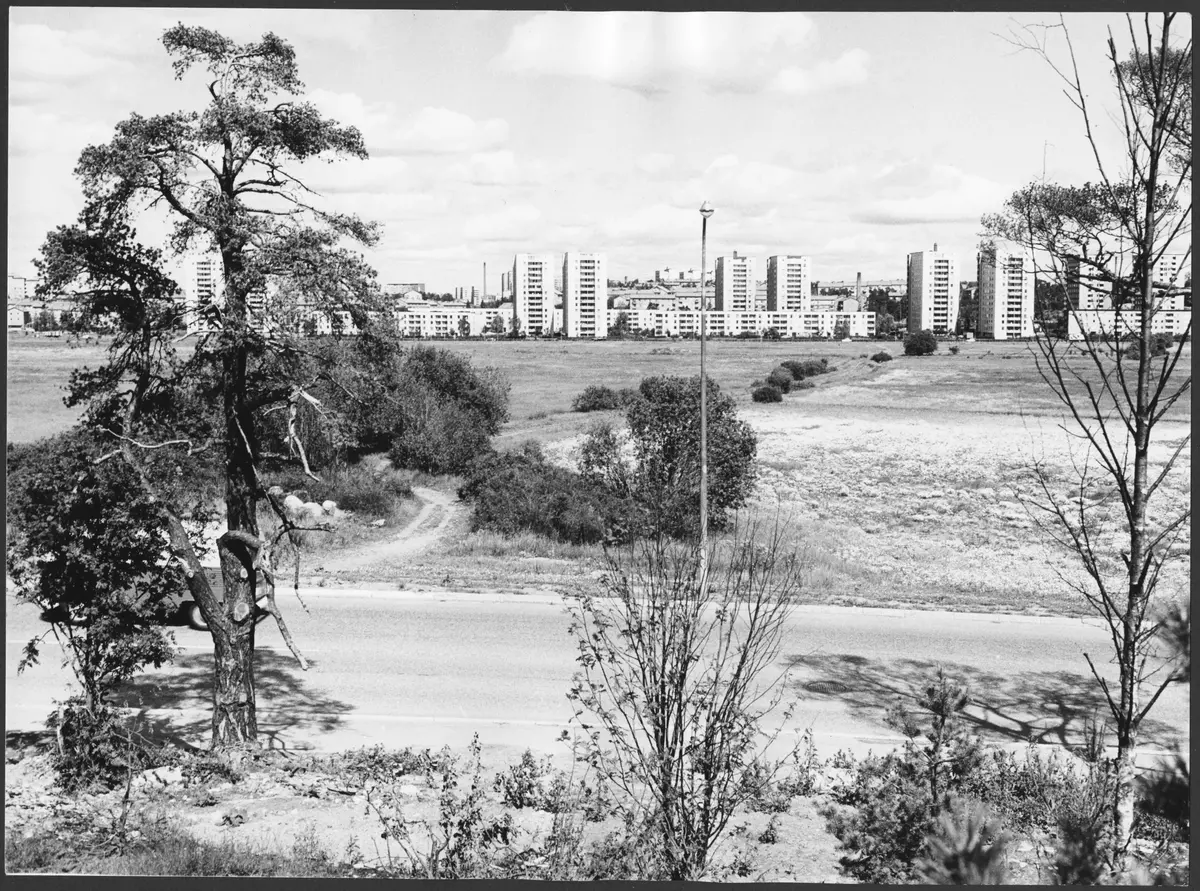Göta landsväg fotograferad från forna vägen som ledde fram till Ersta från Huddingevägen. Bilden tagen ut mot Valla gärde i juli 1970 av Leif Eriksson. ::
