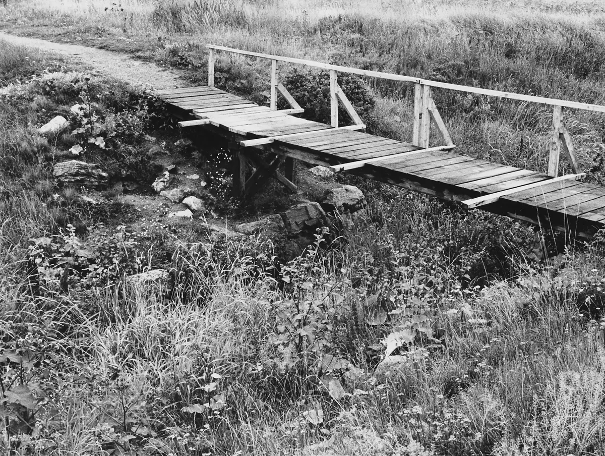 Bron över ån på Valla gärde, där Göta landsväg gick fram. 
Foto i juli 1970.
Fotograf: Leif Eriksson ::