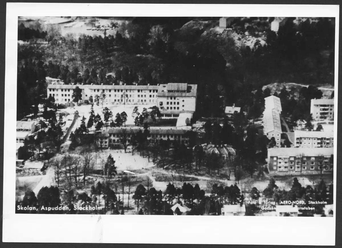 Skolan Aspudden. ; BHF studiecirkel vt 2017:
Bilden 1953, skolan byggd i slutet av 1940-talet.