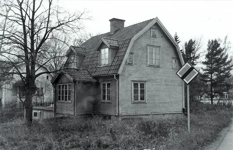 Leandervillan byggdes på 1920-talet av Leander Andersson. Adressen blev Dalarövägen 4 i Handen.