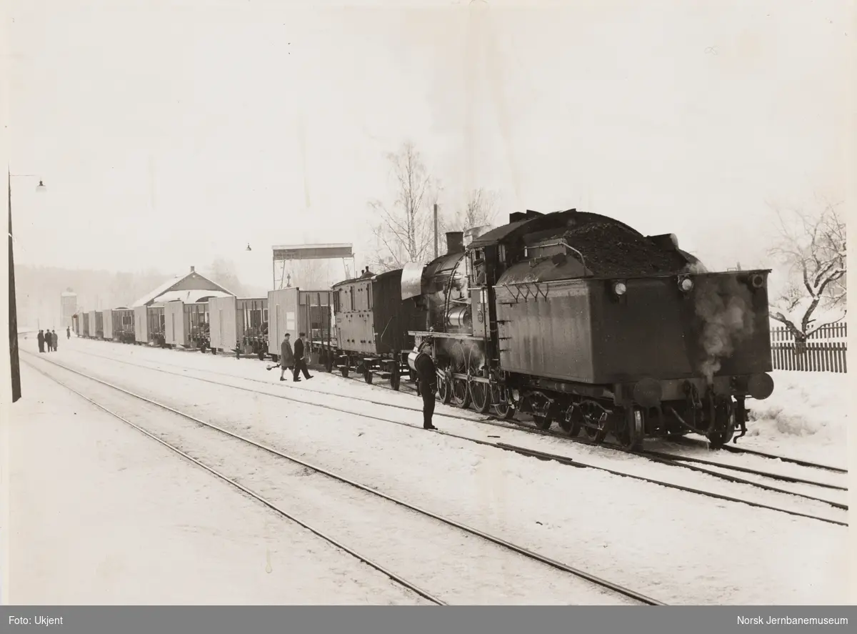 Damplokomotiv type 30a nr. 281 med godstog på Moelv stasjon - Norsk ...