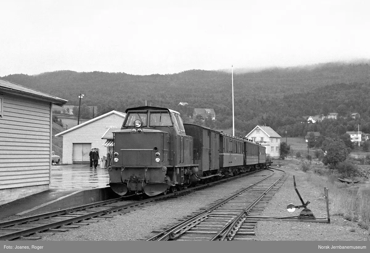 Blandet tog fra Lomi på Finneid stasjon på Sulitjelmabanen. Diesellokomotivet ODIN.