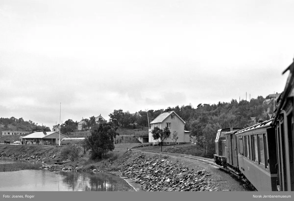 Blandet tog fra Lomi ankommer Finneid stasjon på Sulitjelmabanen. Diesellokomotivet ODIN.