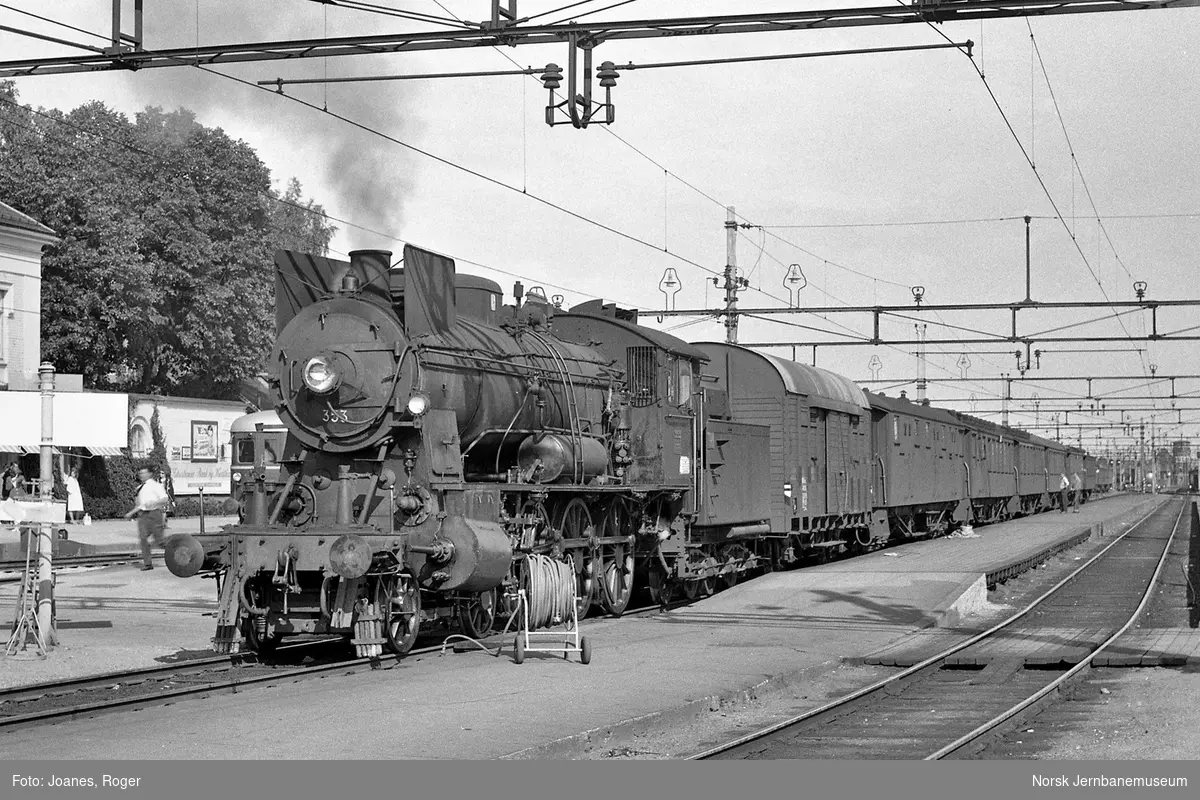 Persontog fra Oslo Ø til Otta, tog 307 på Hamar stasjon. Toget trekkes av damplokomotiv type 30b nr. 353.