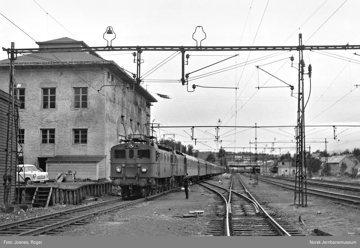 Tog til Stockholm på Narvik stasjon. Toget trekkes av SJs elektriske lokomotiver type Da nr. 891 og 895.