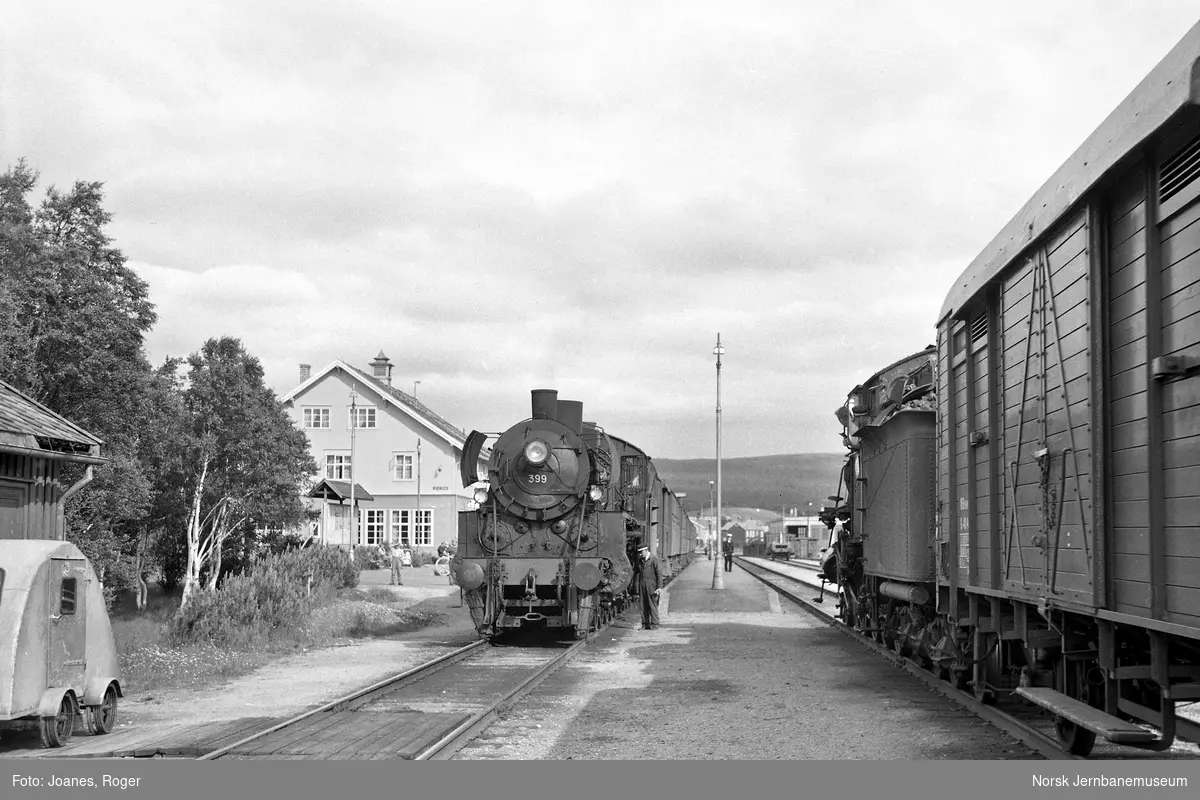 Kryssing mellom dagtoget fra Oslo Ø til Trondheim, tog 301, og godstog fra Trondheim til Hamar. Damplokomotiv type 26c nr. 399 i tog 301, damplokomotiv type 26a nr. 216 i godstoget.