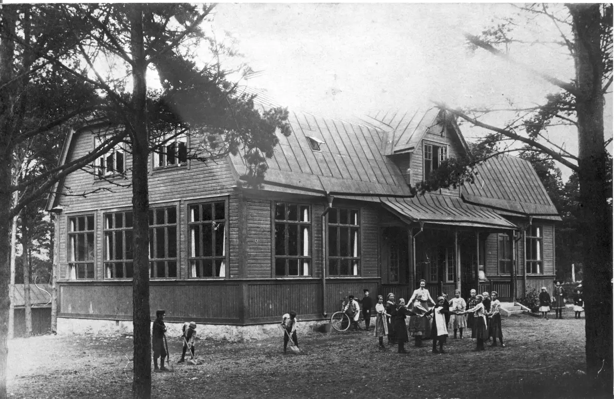 Näsby folkskola byggdes 1906
Ytterligare en skolbyggnad färdigställdes 1926 och 1944 revs den äldsta delen och då byggdes "den nya" skolbyggnaden.

Skolan heter idag Ytterbyskolan (2018)