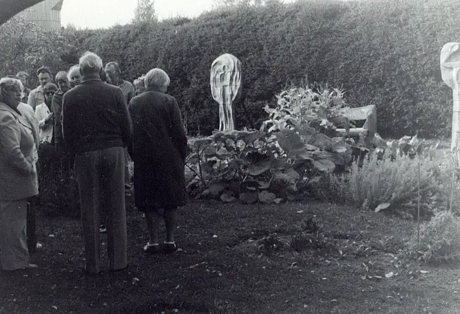 Hembygdsförbundets höstutflykt september 1982. Besök i Steinerseminariets trädgård i Järna.