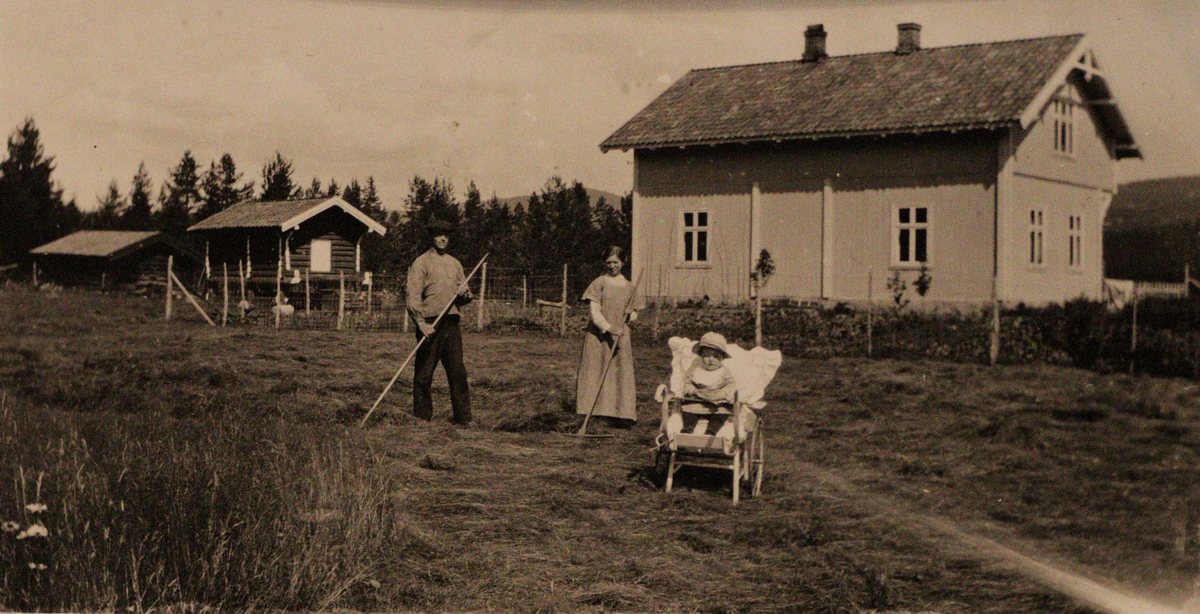 Løka gård i øvre Jondalen.
Fra v: Audvar Tho (1886-1968), Gunhild Tho (1890-1976), Halvard Tho (1915-1994)