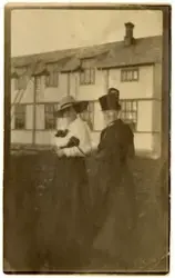 Ester Betten og Lydia Tunstad, Vadsø 1918. Gymnastikk- salen
