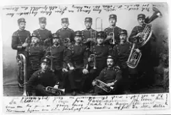 Militært musikkorps året 1905. To personer er identifisert: 