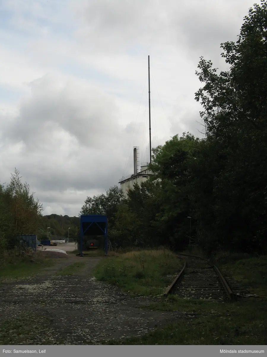 Soabs industrianläggning i Mölndals Kvarnby, år 2007. Till höger järnvägsspår. Bakom växtligheten skymtas silobyggnaden. Anläggningen användes vid fototillfället av Hexion Speciality Chemicals Sweden AB.