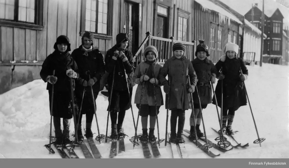 Speidere skal på skitur, her står de foran et hus i Havnegata, Vadsø 1932.