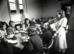 Skoleinternatet i Repvåg. Elevene samlet rundt matbordet i s