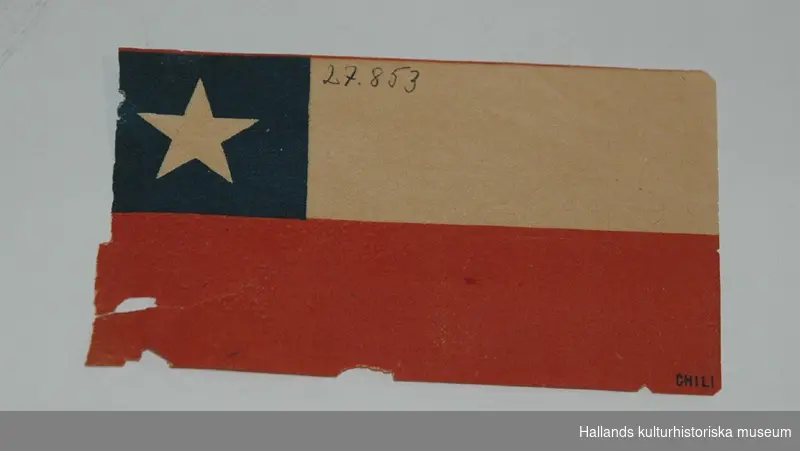 Julgransprydnad i papper som föreställer en Chilensk flagga.