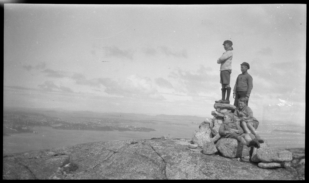 4 gutter på toppen av Lifjellet ved Hommersåk.