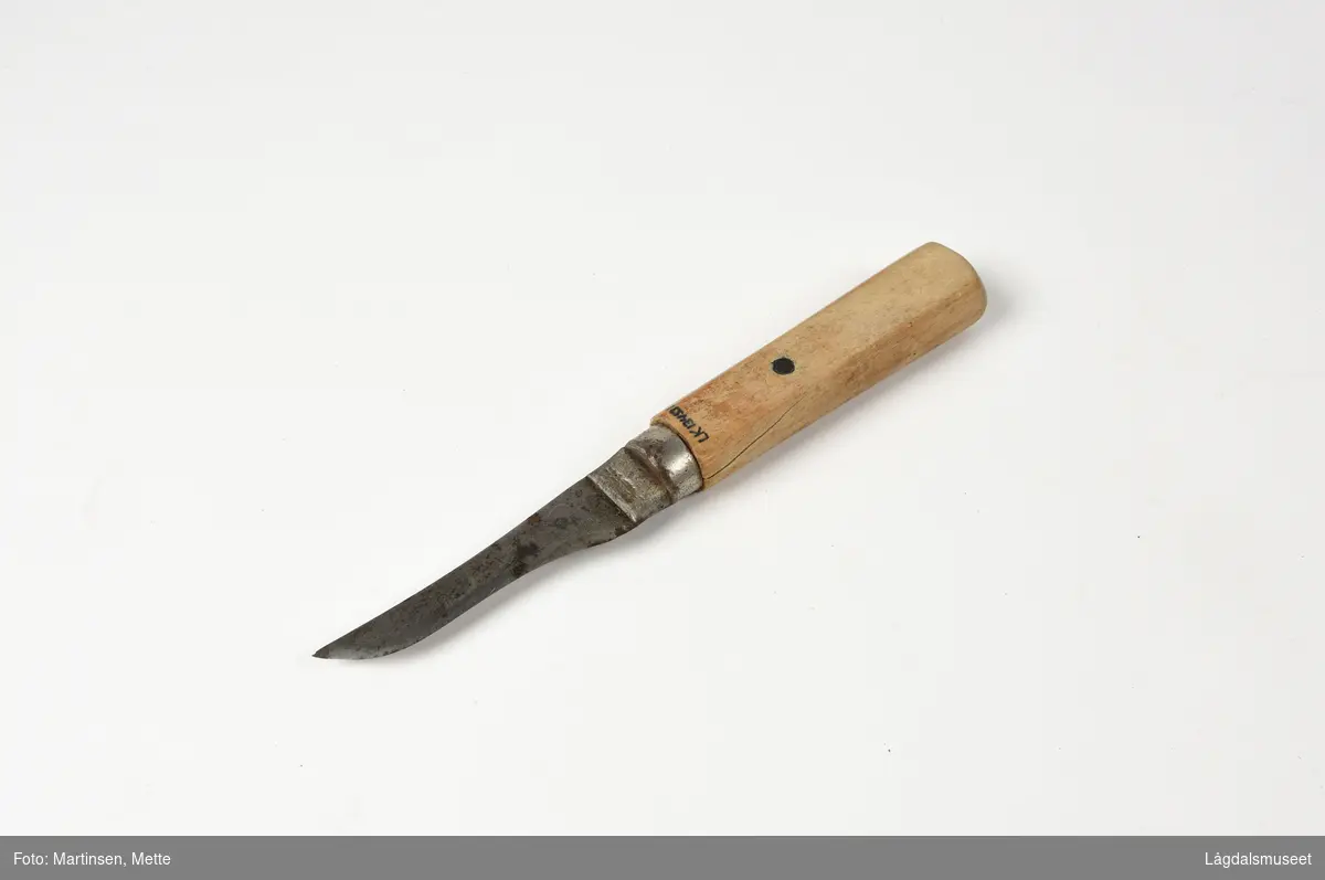 Kniv med treskaft brukt til slakting. Kniven er godt brukt og bladet er slipt langt ned etter mye bruk.
