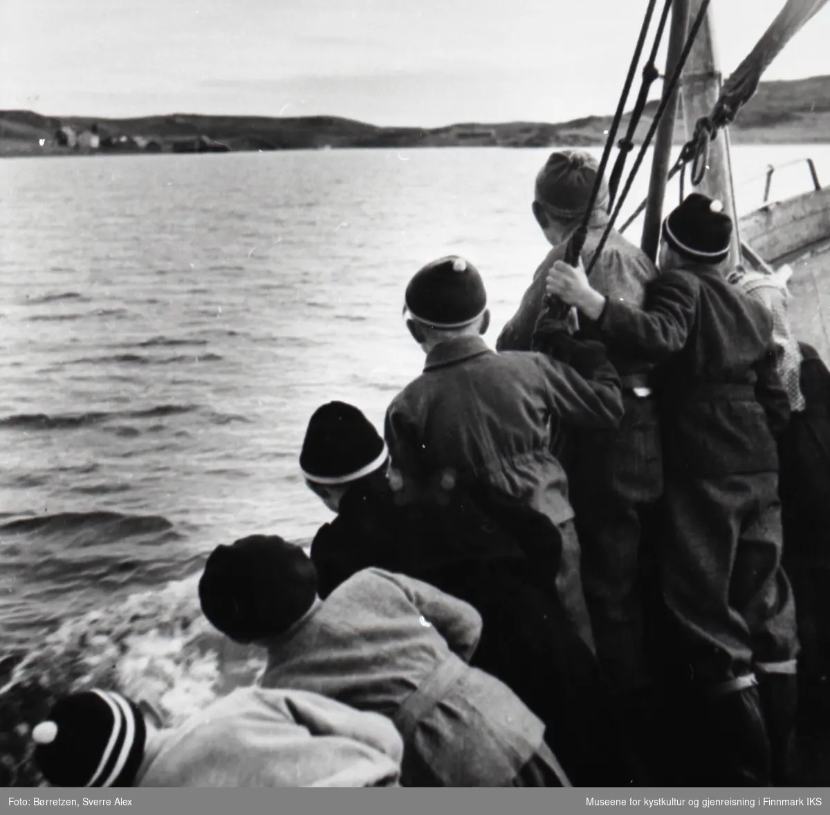Barn ombord på skoleskøyta på vei til internatet i Repvåg. Båten nærmer seg Repvåg, som allerede kan sees i bakgrunnen. Høsten 1952.