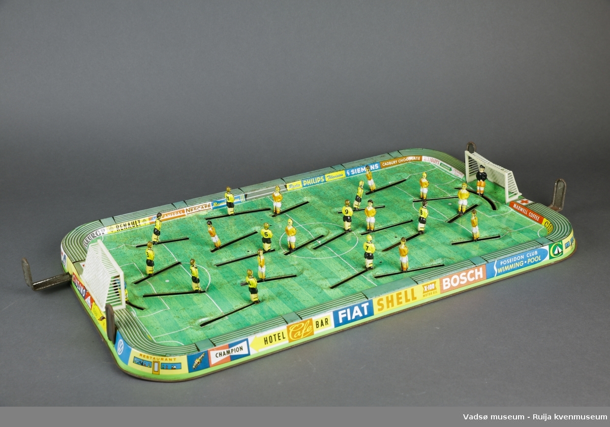 Fotballspill med fotballbane og 22 spillere. Spillet har logoene til en rekke kjente merkevarer langs kantene.