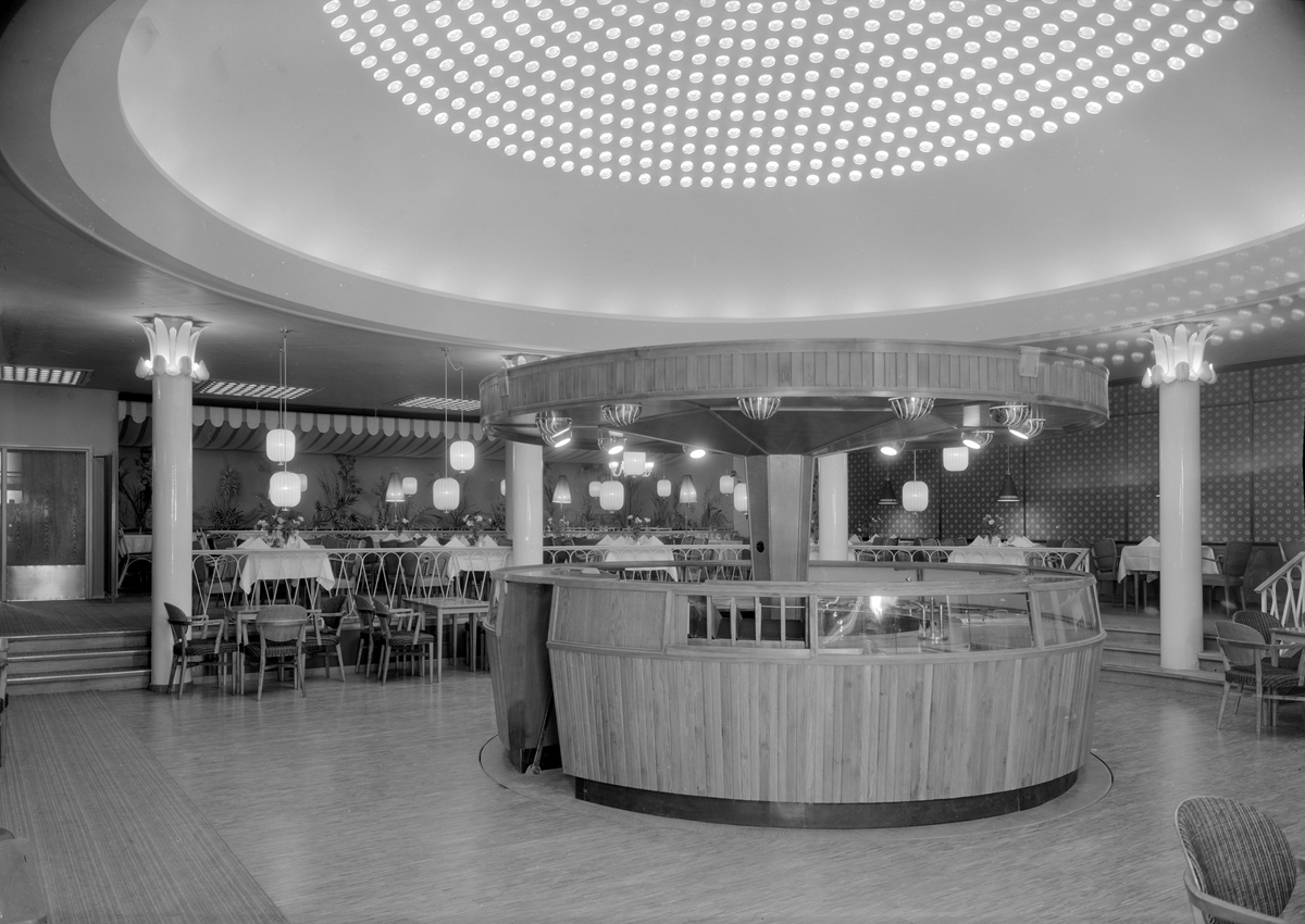 Det populära nöjesetablisemanget Lorry öppnade i Linköping 1946. Här en interiör från tiden med ställets festliga bar som så många besökare hängt vid under åren.