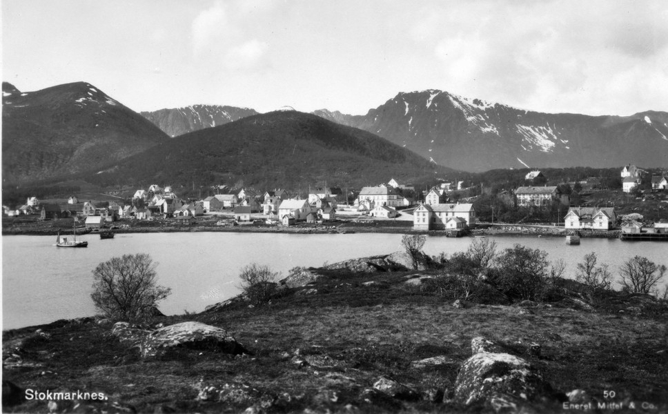 Postkort av Stokmarknes sett fra Børøya. Bildet sannsynlig fra før andre verdenskrig.