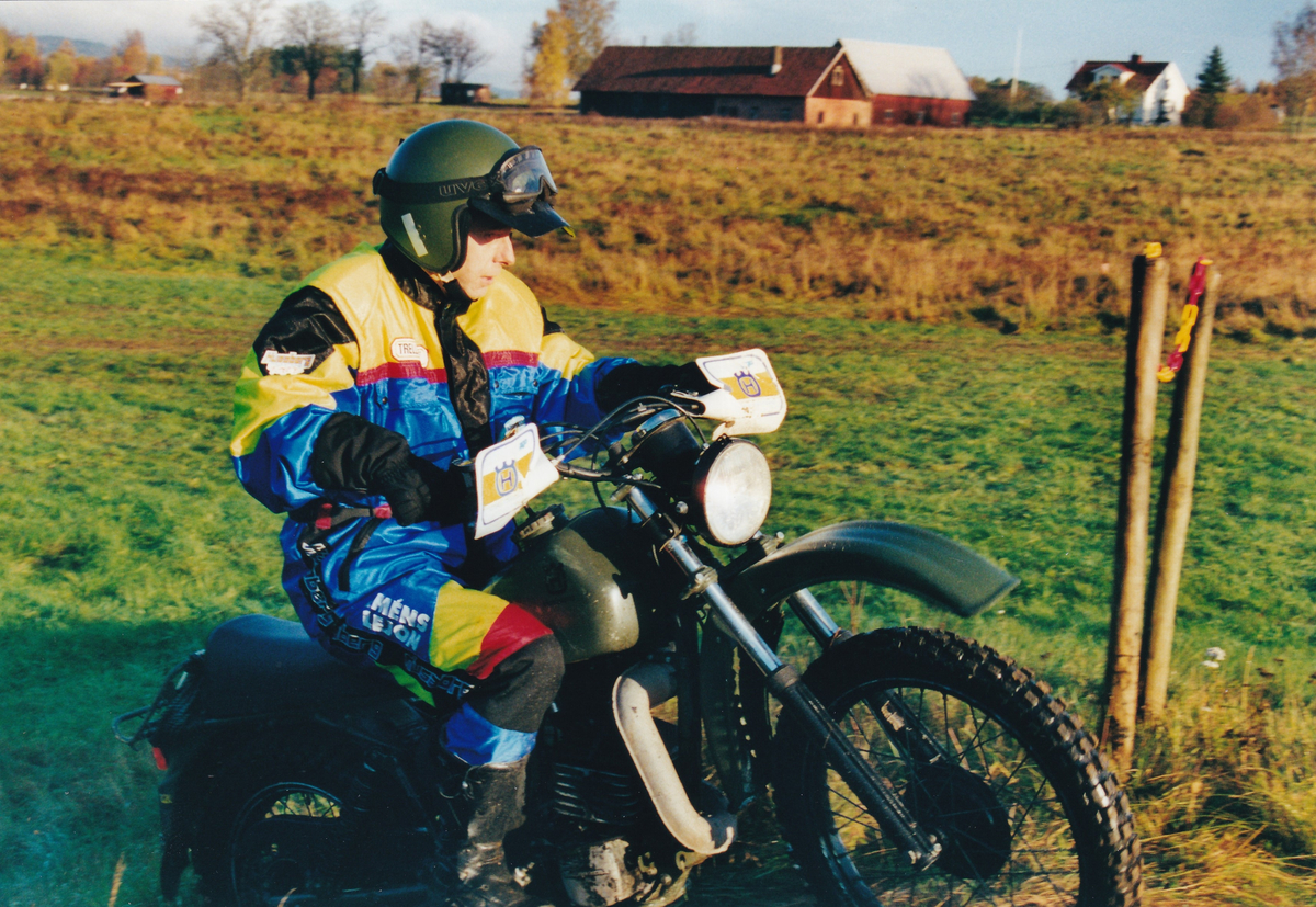 Divisionschefen brigadgeneral Håkan Espmark besöker Göta Trängregemente 2000. Håkan Espmark på motorcykel.