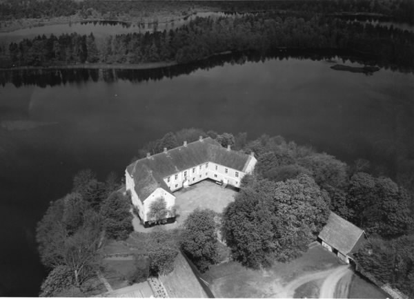 Flygbild över Vallens slott/säteri. Mangårdsbyggnaden ligger på en holme i Storsjön och har anor från 1300-talet.