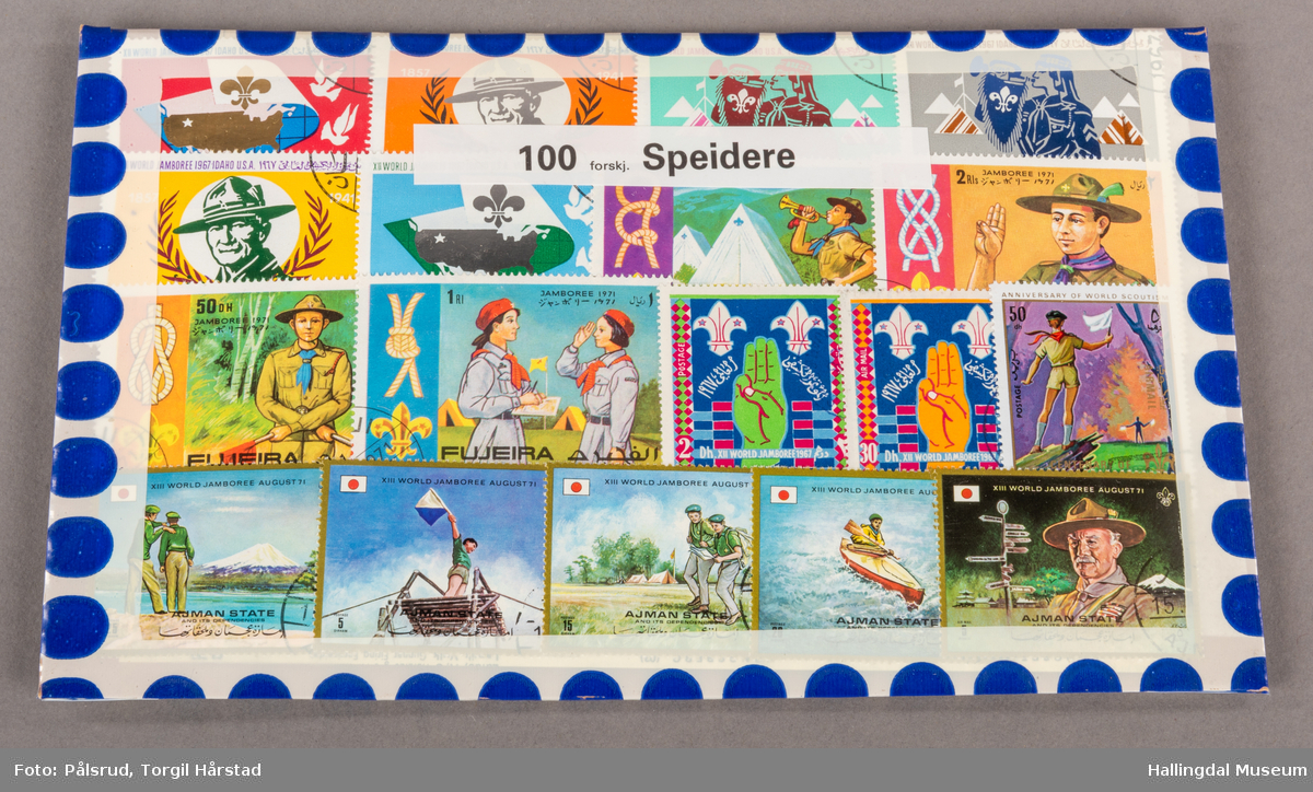 Pakke med 100 forskjellige frimerker med speidermotiv. Pakket inn i plast med papplate bak. Laget for salg i butikken til TUBFRIM.